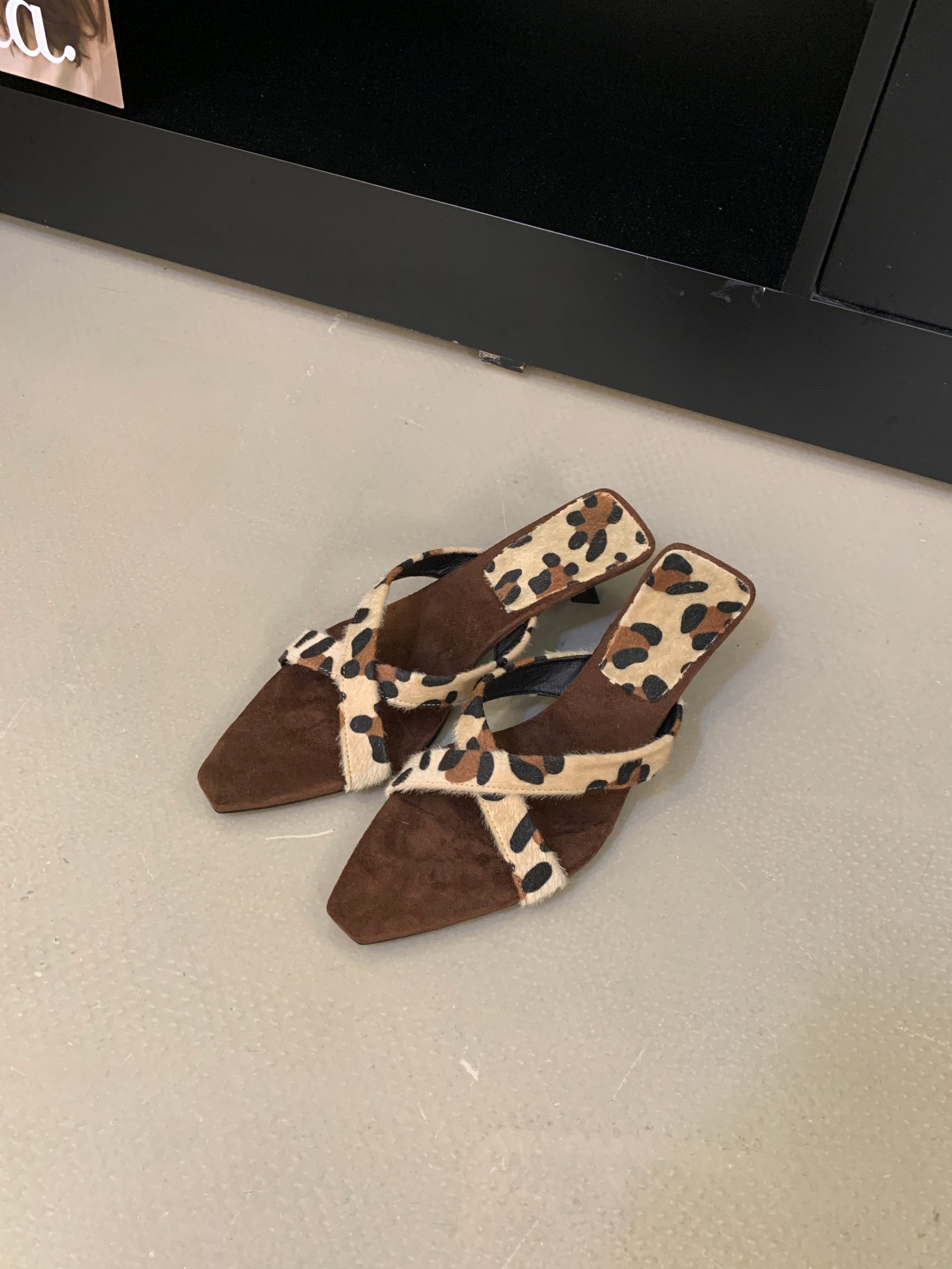 DIAIRIZ Women's Retro Leopard Print Cross Strap Wedge Sandals Summer 2026 Square Toe Open Toe Suede Low Heel Slippers - Image 3